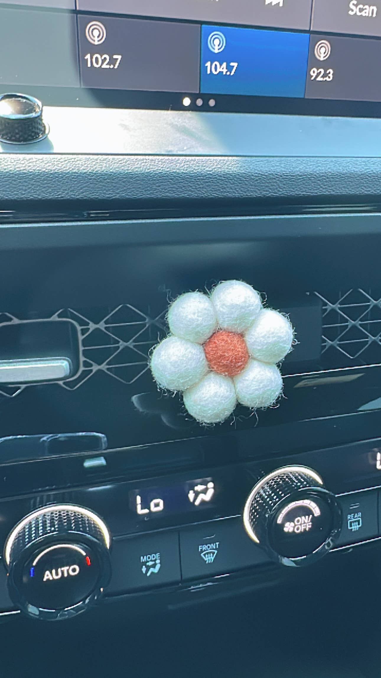 Daisy car vent clip / car diffuser ( REUSABLE) 
